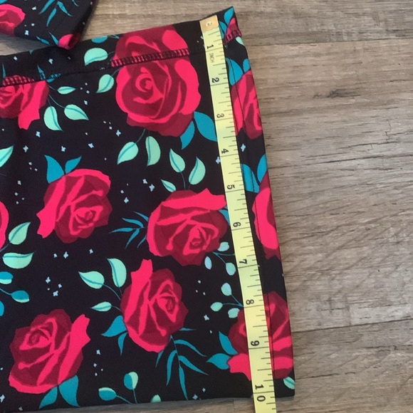 POP Fit Flare leg Yoga Pants Rose Design NWT Medium - Picture 6 of 7